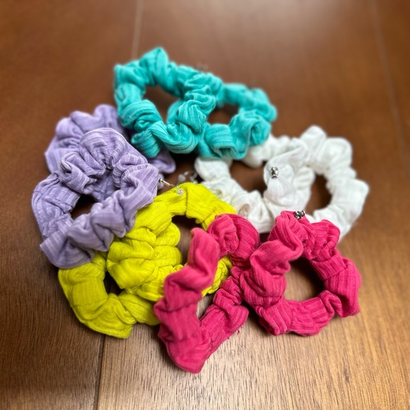 Scrunchie earrings 🩷 - Picture 4 of 4